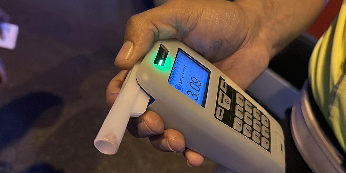 Minibüs kırmızı ışıkta bekleyen kamyonete çarptı