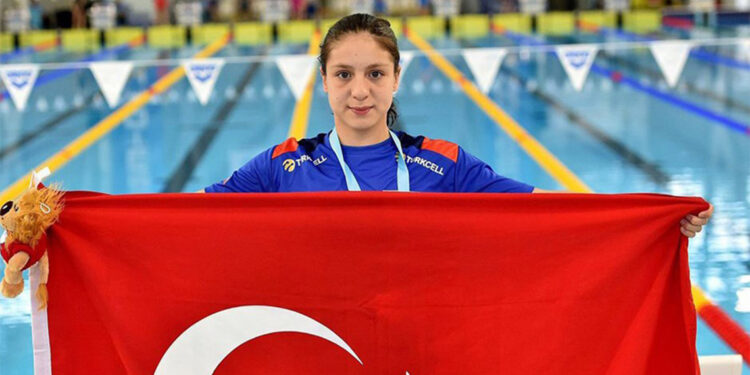 Milli yüzücü Merve Tuncel 3'üncü kez Avrupa Şampiyonu oldu