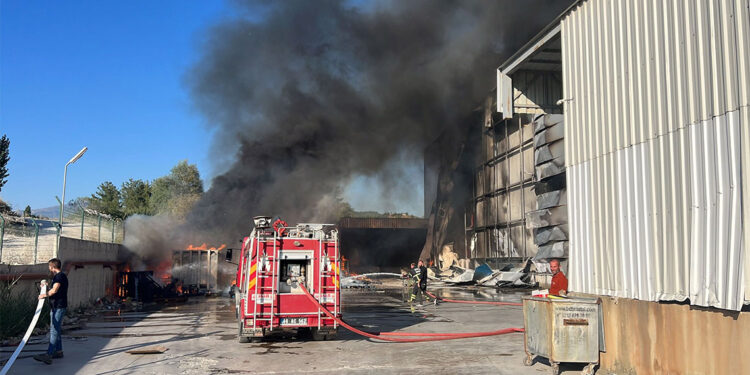 Lojistik firmasının atık sahasında yangın