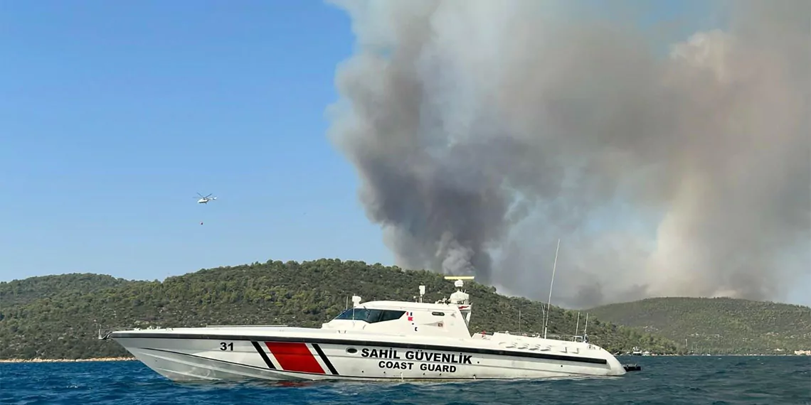 Muğla'da otlukta çıkan yangın, ormana sıçradı. Ekipler, alevlere havadan ve karadan müdahale ediyor.