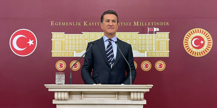 Mustafa Sarıgül yumruklu saldırıya uğradı