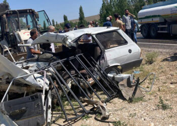 Niğde'de minibüs ile otomobil çarpıştı; 2 ölü