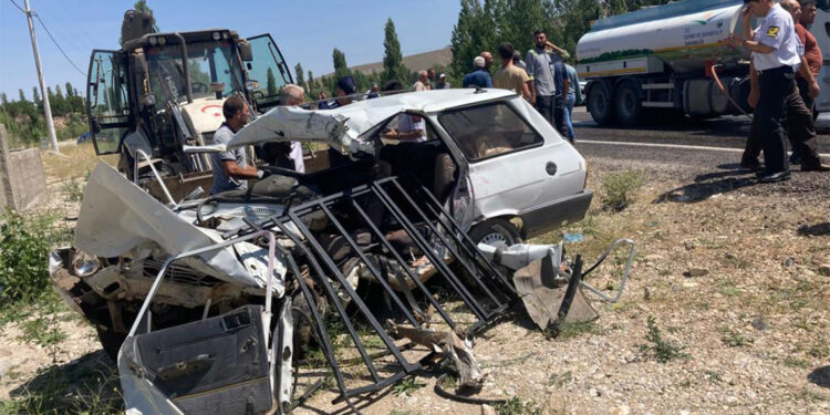 Niğde'de minibüs ile otomobil çarpıştı; 2 ölü