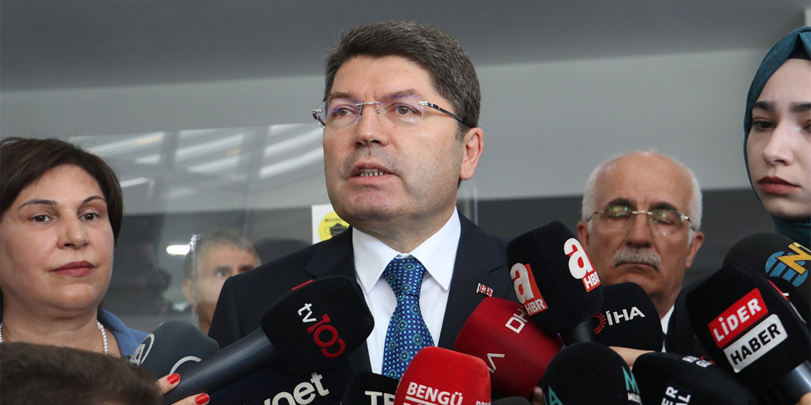 Adalet Bakanı Yılmaz Tunç, noterde tapu döneminin başladığını tapu işlemlerini bundan sonra artık hafta sonu da gerçekleştirilebileceğini belirtti.