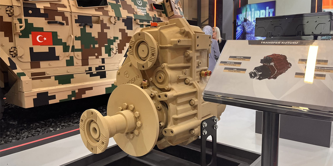 Bugün kapılarını ziyaretçilere açan Uluslararası Savunma Sanayi Fuarı’nda (IDEF 2023) yerli ve milli 16 ürününü sergileyen TÜMOSAN’ın operasyon sırasında sessiz ilerleme özelliği bulunan Pusat Hibrit isimli araç dikkat çekiyor.