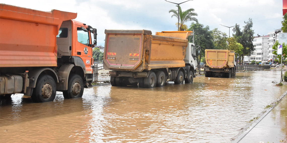 Meteorolojinin şiddetli yağış uyarısının ardından Ordu'da dereler taştı. Taşkın nedeniyle birçok ev ve iş yerini su bastı.