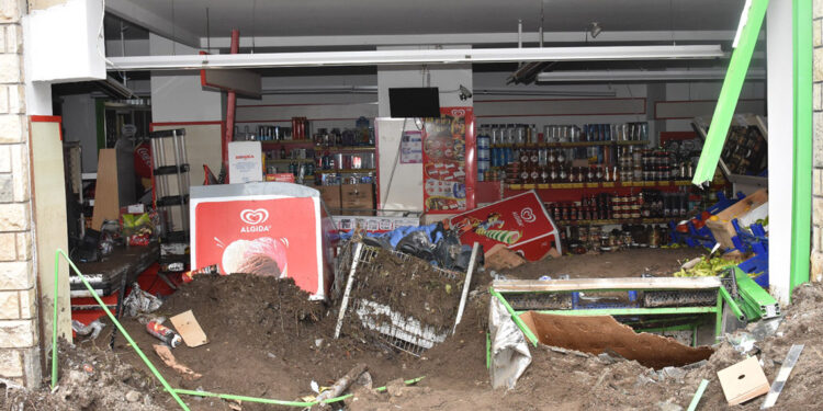 Ordu'da dereler taştı, sahil yolu trafiğe kapandı