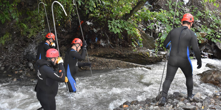 Dereye düşen kadın aranıyor