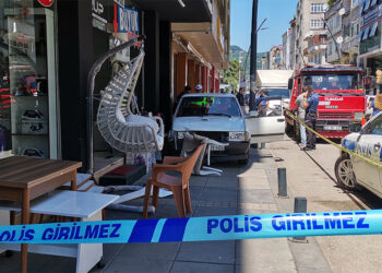 Otomobil kaldırımdaki 2 kişi ile kamyonete çarptı