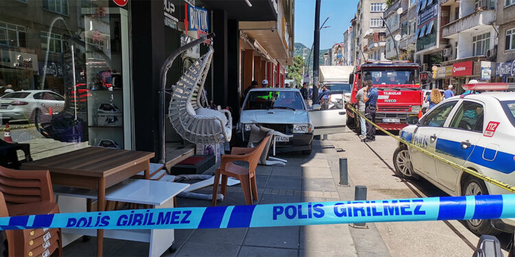 Otomobil kaldırımdaki 2 kişi ile kamyonete çarptı