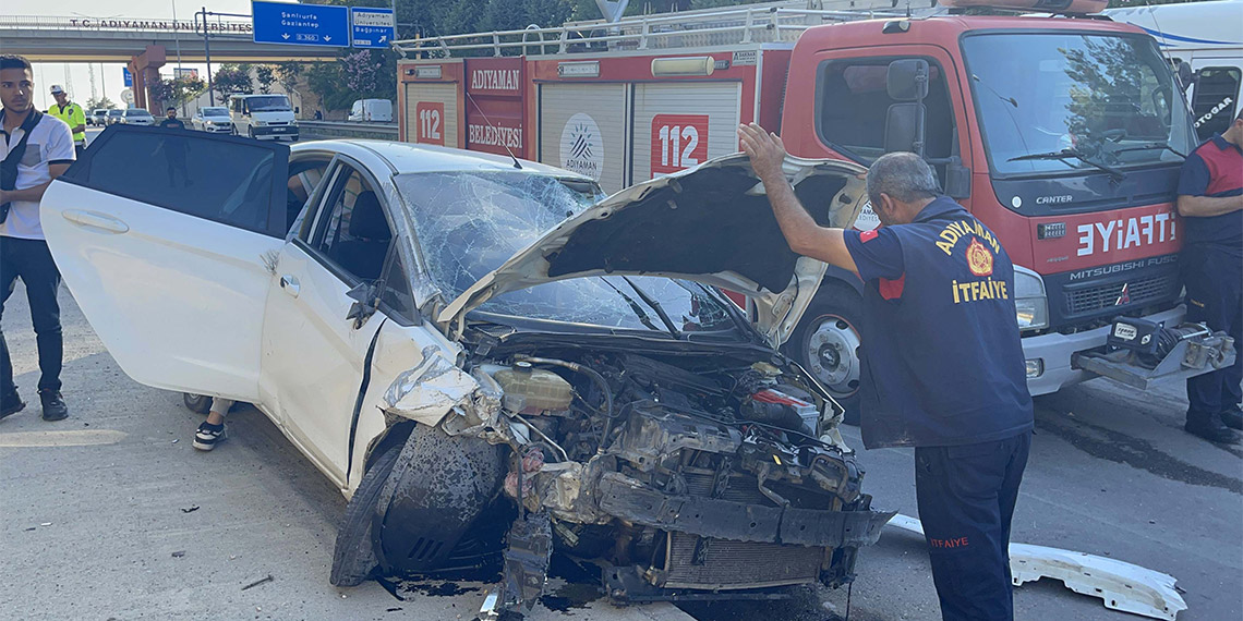 Adıyaman'da otomobil motosiklete çarptı, otomobilin çarptığı motosikletin sürücüsü yaşamını yitirdi. 2 kişi de yaralandı.