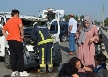 Otomobille hafif ticari araç çarpıştı: 1 ölü, 4 yaralı
