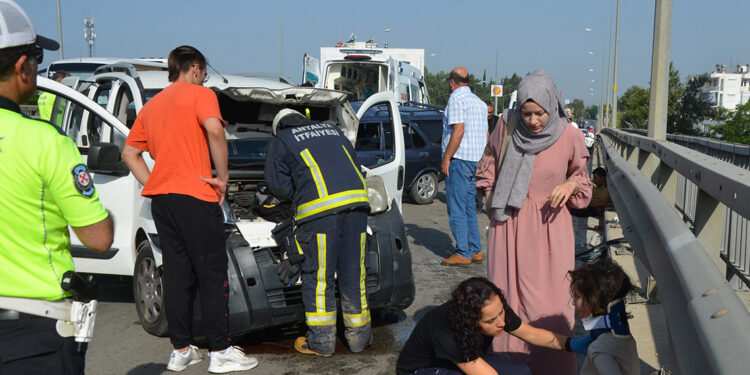 Otomobille hafif ticari araç çarpıştı: 1 ölü, 4 yaralı