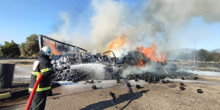 İplik yüklü TIR'da yangın çıktı