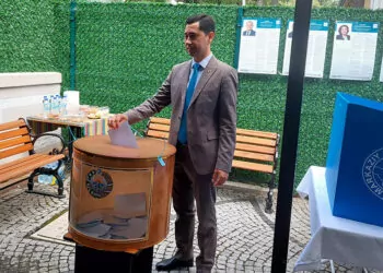 Özbekistan'da erken cumhurbaşkanlığı seçimleri başladı