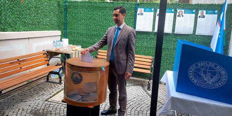 Özbekistan'da erken cumhurbaşkanlığı seçimleri başladı