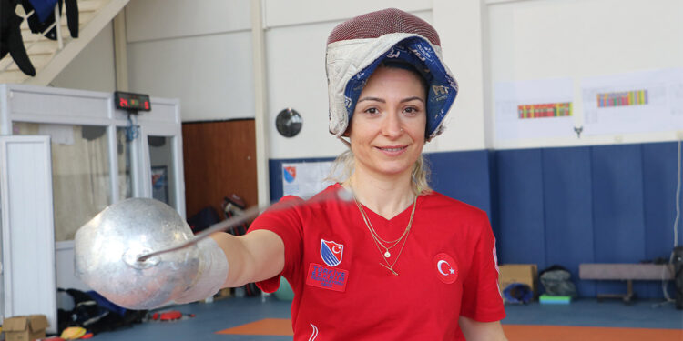 Eskrimci Şenay Güner Paralimpik Oyunları'na hazırlanıyor