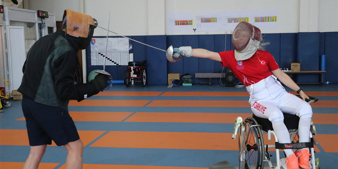 14 yıl sonra milli takıma dönen eskrimci Şenay Güner, Paralimpik Oyunları'na hazırlanıyor. Güner, 2024 Paralimpik Oyunları'na katılan ilk Türk kılıççısı olmak istiyor.