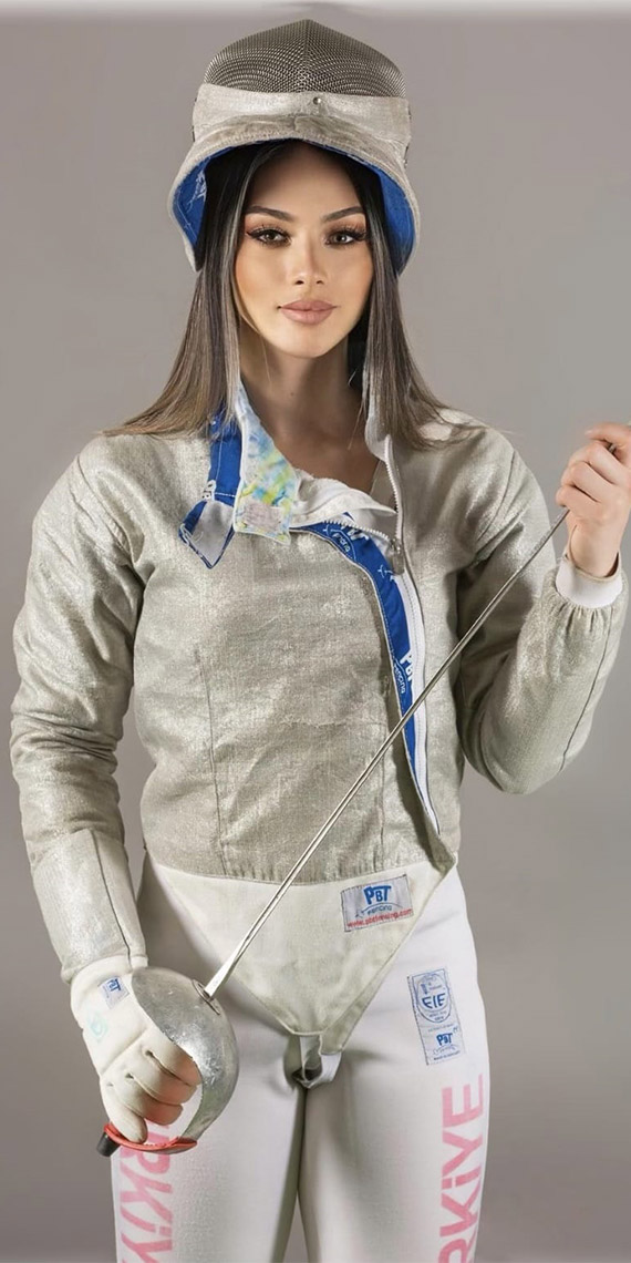 Milli eskrimci Fatma Zehra Köse, sporculuğu döneminde İstiklal Marşı'nı kürsüde okutmanın hayali olduğunu söyledi.