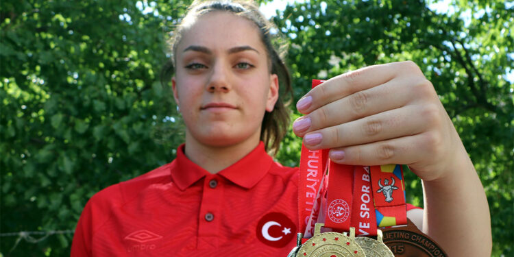 Milli halterci Yağmur 220 kilometre yol katediyor