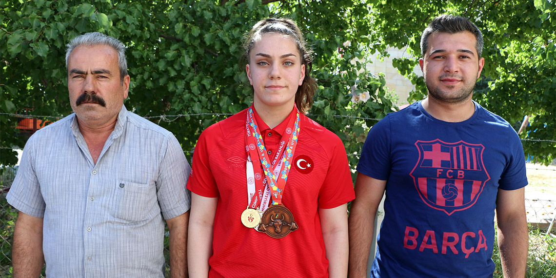 U15 ve Yıldızlar Avrupa Halter Şampiyonası'nda Avrupa 3'üncüsü olan Milli halterci Yağmur, antrenman için 220 kilometre yol katediyor.