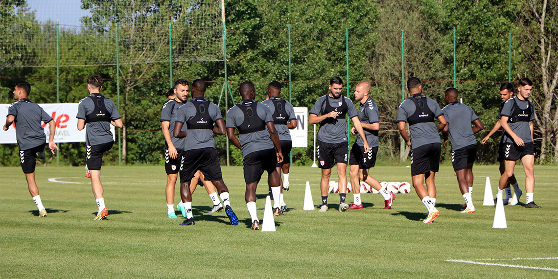 Yeni sezon hazırlıklarına Bolu'da devam eden Süper Lig ekibi Samsunspor'un genç futbolcusu Bedirhan Çetin, Atletico Madrid’e transfer olan Çağlar Söyüncü’yü örnek aldığını ve teknik direktör Hüseyin Eroğlu'nun yıldız futbolcuyu yetiştirdiğini belirtti.