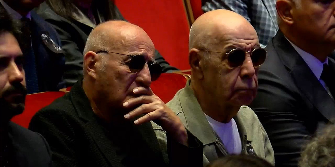 MFÖ grubunun üyelerinden sanatçı Özkan Uğur için AKM'de tören düzenlendi. Grup üyelerinden Mazhar Alanson ve Fuat Güner, Uğur'a birlikte veda etti.