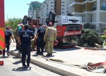 Pendik'te itfaiye aracı kaza yaptı