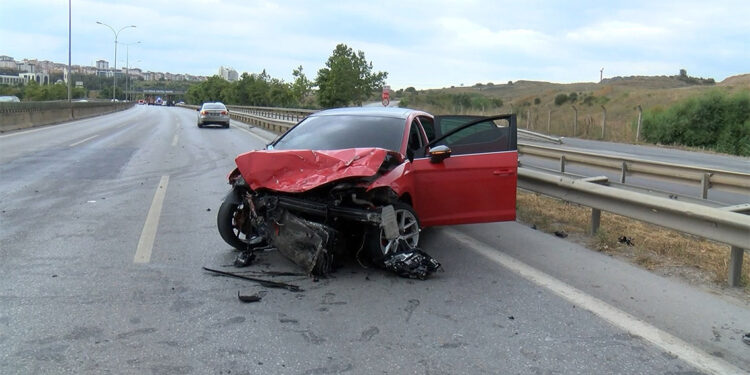 Pendik'te yarıştığı öne sürülen 2 otomobil kazaya neden oldu