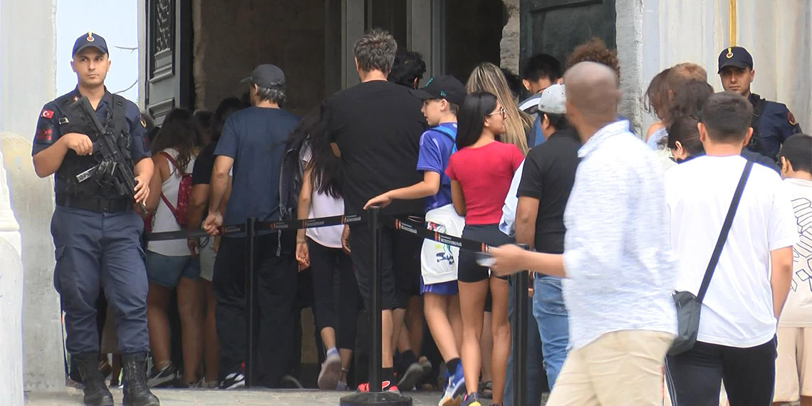 Yangının ardından Topkapı Sarayı'na ziyaret sürüyor