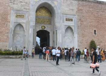 Yangının ardından Topkapı Sarayı'na ziyaret sürüyor