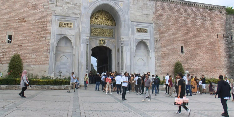 Yangının ardından Topkapı Sarayı'na ziyaret sürüyor