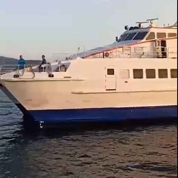 Rodos Adası'ndan tahliye edilen turistler Marmaris'te