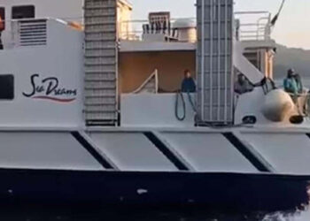 Rodos Adası'ndan tahliye edilen turistler Marmaris'te
