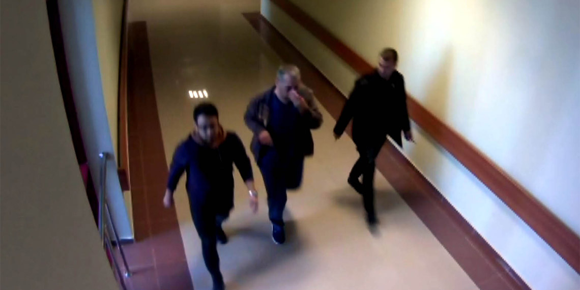 Kahramanmaraş'ta sağlık teknikeri Serhat İğci'ye (34) tekme-tokat saldırarak elmacık kemiğini kıran hasta yakını Veli Günal (28), yargılandığı davada 2 yıl 3 ay hapis cezasına çarptırıldı.