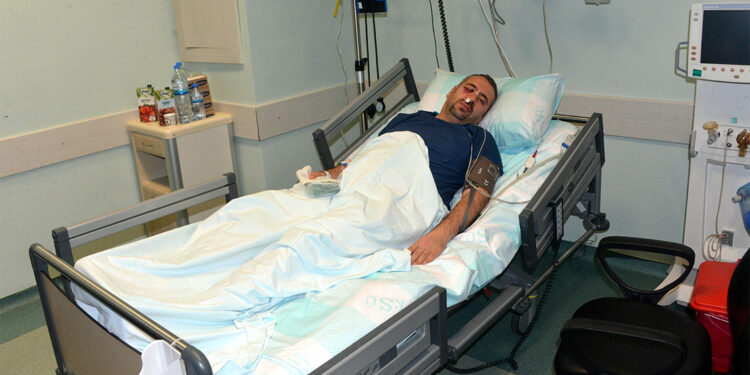 Sağlıkçının elmacık kemiğini kıran hasta yakınına 2 yıl 3 ay