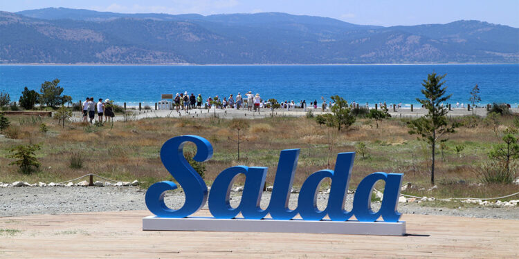 Salda Gölü'ne giriş tamamen yasaklanmalı