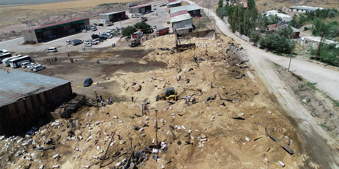 Samancılar Sitesi'ndeki yangında 7 depo tamamen yandı