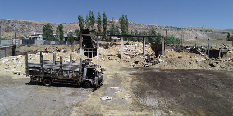 Samancılar Sitesi'ndeki yangında 7 depo tamamen yandı