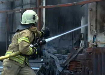 Sancaktepe'de alüminyum kaplama atölyesinde yangın