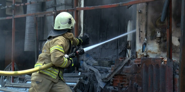Sancaktepe'de alüminyum kaplama atölyesinde yangın
