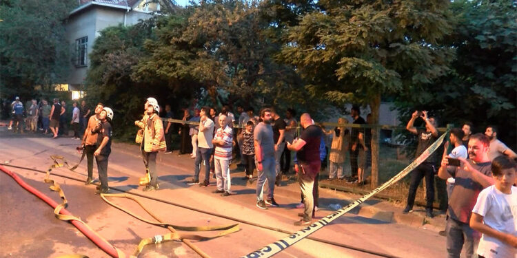 Sancaktepe'de yeşillik alanda çıkan yangın 4 binaya sıçradı