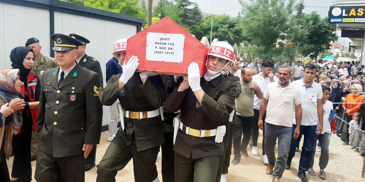 Irak'ın kuzeyinde yürütülen Pençe-Şimşek Operasyonu'nda PKK'lı teröristlerce açılan taciz ateşinde şehit olan Piyade Sözleşmeli Er Hasan Taş'ın (24) cenazesi, memleketi Kahramanmaraş'ta toprağa verildi.