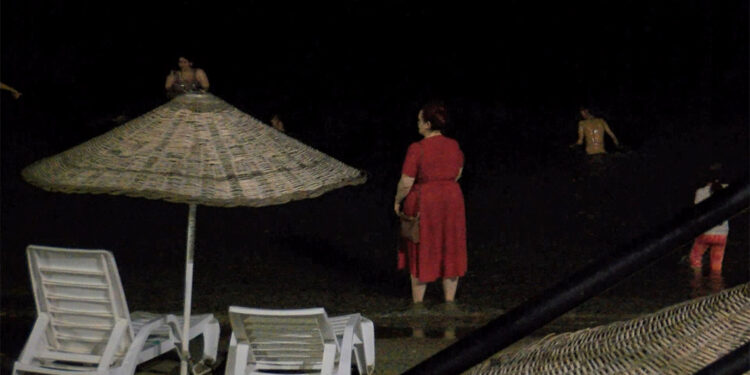 Sıcaklardan bunalan vatandaşlar sahillere akın etti