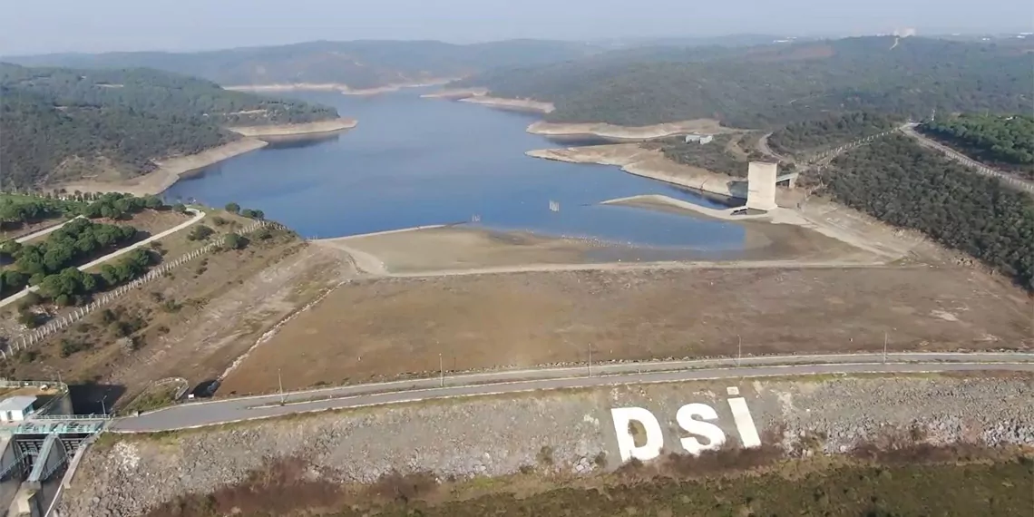 İstanbul'da beklenen sıcaklık artışıyla birlikte doluluk seviyesi yüzde 41'lerde bulunan barajlarda buharlaşmaya dikkat çekiliyor.