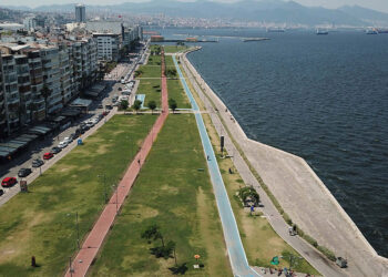Sıcaklık uyarısı yapılan İzmir'de Kordon boş kaldı