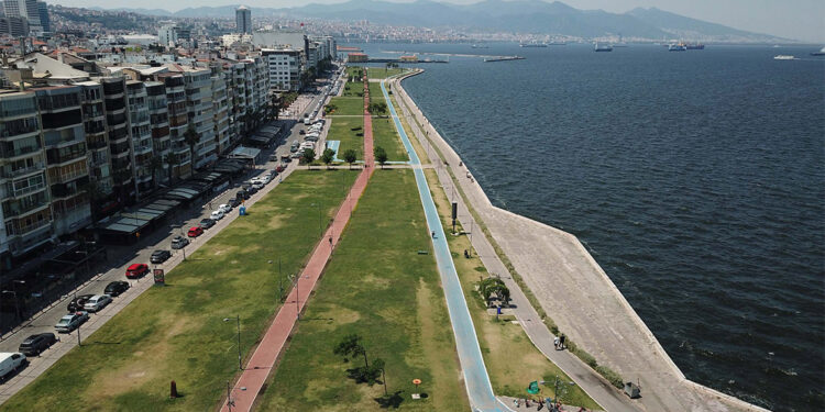 Sıcaklık uyarısı yapılan İzmir'de Kordon boş kaldı