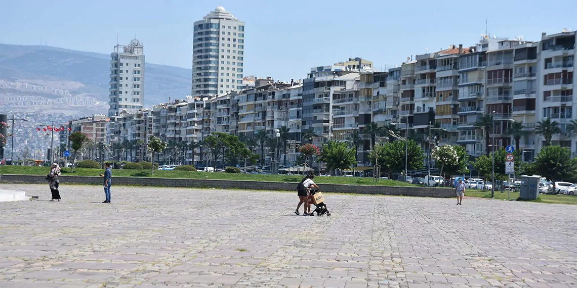 Meteoroloji 2'nci bölge müdürlüğü tarafından, ege bölgesi'ndeki 5 şehirde hava sıcaklıklarının mevsim normalleri üzerine çıkacağını açıklamasının ardından, i̇zmir'de kordon boş kaldı.