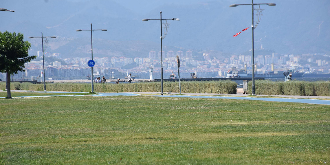 Sıcaklık uyarısı yapılan İzmir'de Kordon boş kaldı