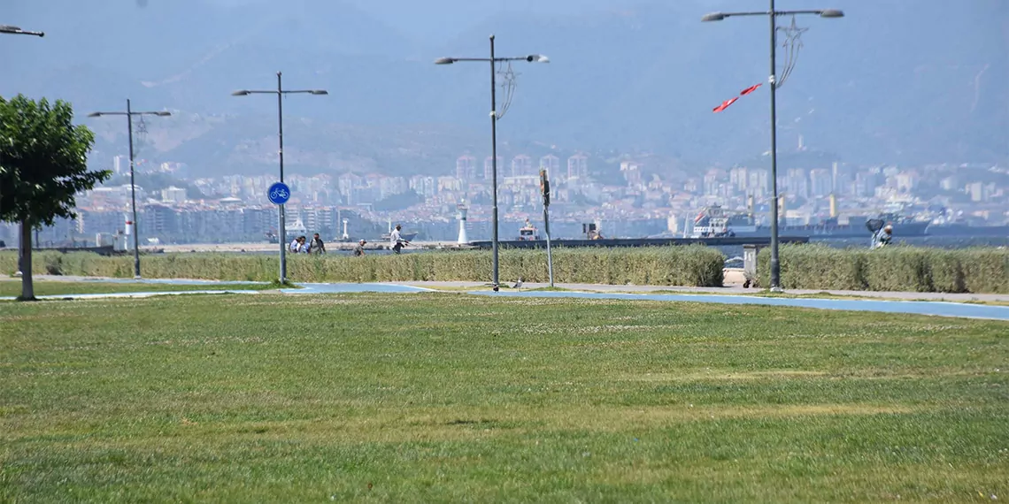 Sıcaklık uyarısı yapılan i̇zmir'de kordon boş kaldı